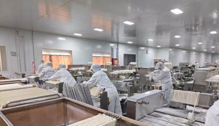 ?？萍眩喊褌鹘y手工技藝融入智能化裝備，一根高質量面條正在生成